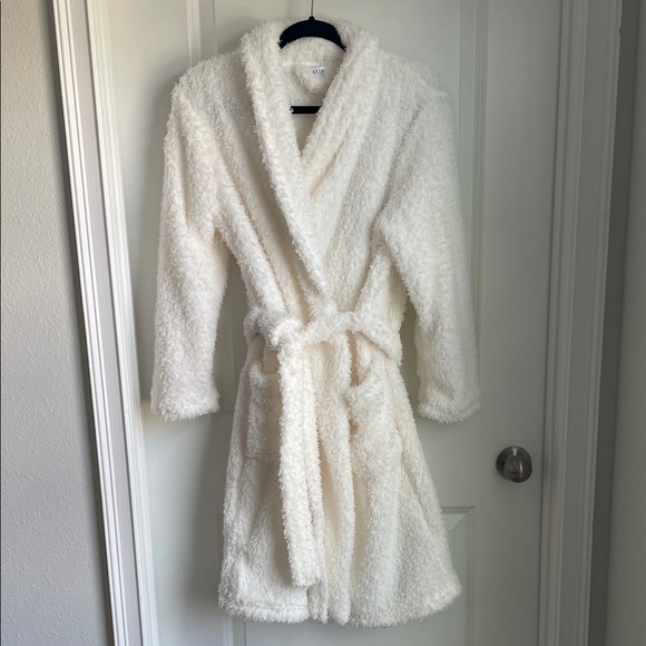 ULTA Fuzzy Robe - Picture 7 of 14